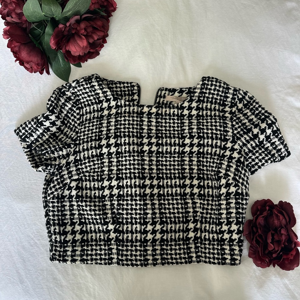 Chic Black and White Houndstooth Crop Top